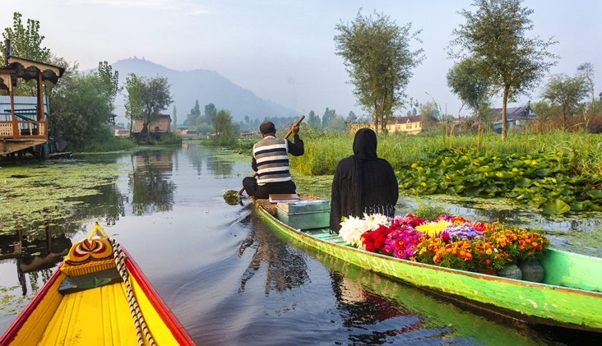 shikara riding.Things to do in Kashmir Trip
